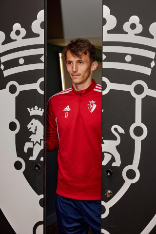 Los jugadores del C.A. Osasuna atienden este jueves, 4 de mayo, a los medios de comunicación durante el 'Media Day' del club en el estadio de El Sadar