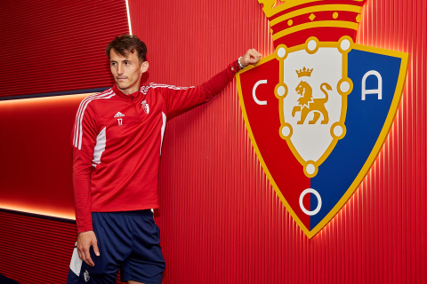 Los jugadores del C.A. Osasuna atienden este jueves, 4 de mayo, a los medios de comunicación durante el 'Media Day' del club en el estadio de El Sadar