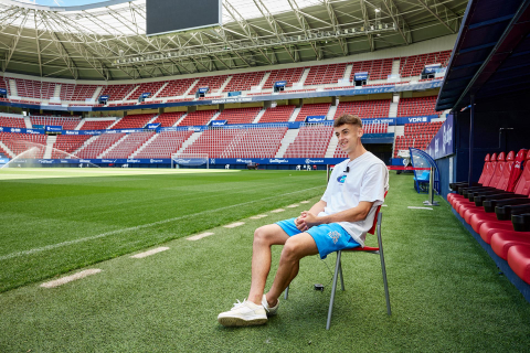 Los jugadores del C.A. Osasuna atienden este jueves, 4 de mayo, a los medios de comunicación durante el 'Media Day' del club en el estadio de El Sadar