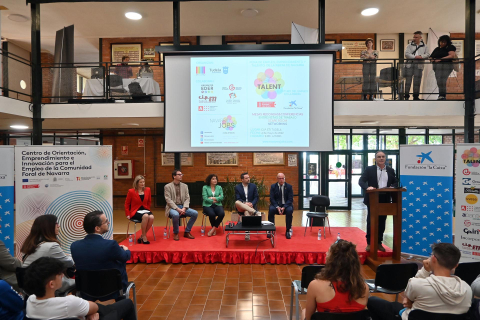 Público asistente y puestos de la Feria Ribera Talent 2023 celebrada en el CIP ETI de Tudela