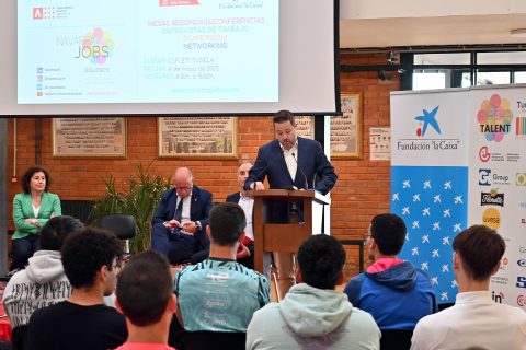 Público asistente y puestos de la Feria Ribera Talent 2023 celebrada en el CIP ETI de Tudela