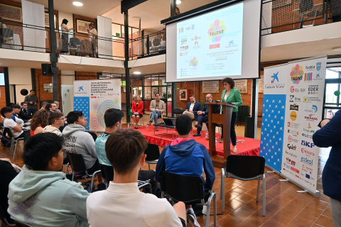 Público asistente y puestos de la Feria Ribera Talent 2023 celebrada en el CIP ETI de Tudela