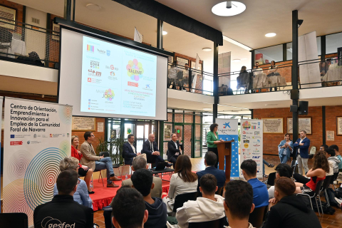 Público asistente y puestos de la Feria Ribera Talent 2023 celebrada en el CIP ETI de Tudela