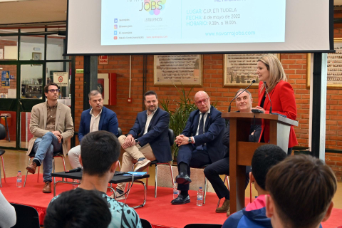 Público asistente y puestos de la Feria Ribera Talent 2023 celebrada en el CIP ETI de Tudela