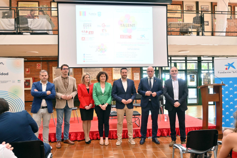 Público asistente y puestos de la Feria Ribera Talent 2023 celebrada en el CIP ETI de Tudela