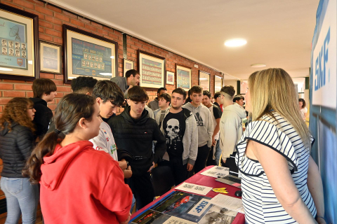 Público asistente y puestos de la Feria Ribera Talent 2023 celebrada en el CIP ETI de Tudela