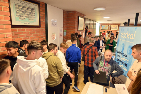 Público asistente y puestos de la Feria Ribera Talent 2023 celebrada en el CIP ETI de Tudela