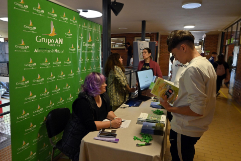 Público asistente y puestos de la Feria Ribera Talent 2023 celebrada en el CIP ETI de Tudela