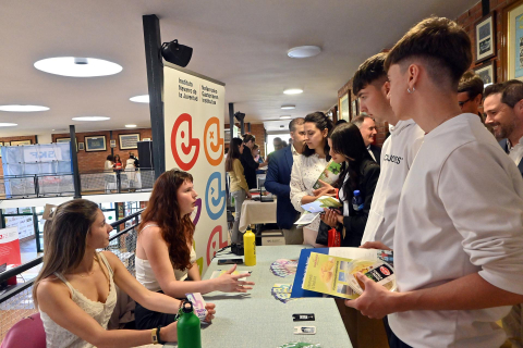 Público asistente y puestos de la Feria Ribera Talent 2023 celebrada en el CIP ETI de Tudela