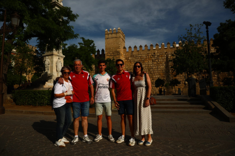 Fotos de la afición de Osasuna por las calles de Sevilla.