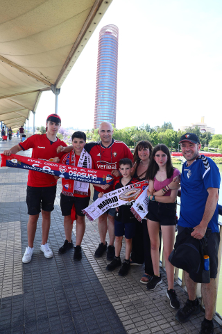 Fotos de la afición de Osasuna por las calles de Sevilla.