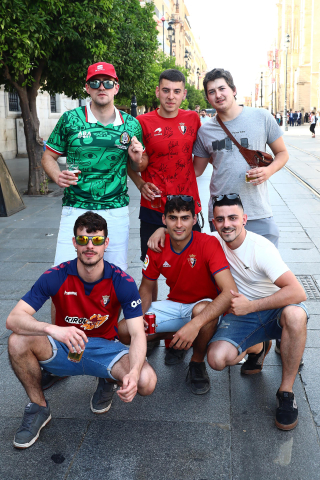 Fotos de la afición de Osasuna por las calles de Sevilla.