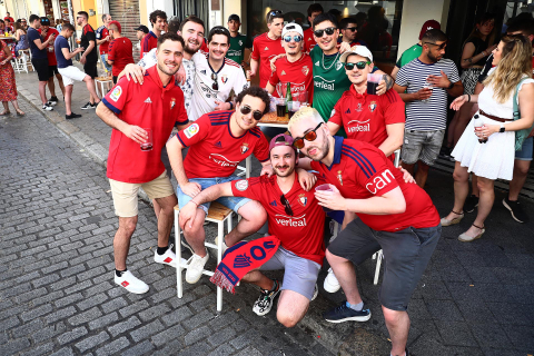 Fotos de la afición de Osasuna por las calles de Sevilla.