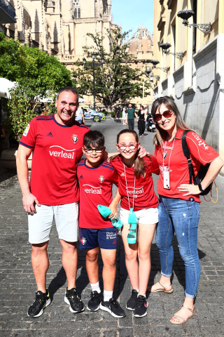 Fotos de la afición de Osasuna por las calles de Sevilla.