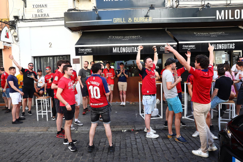 Fotos de la afición de Osasuna por las calles de Sevilla.