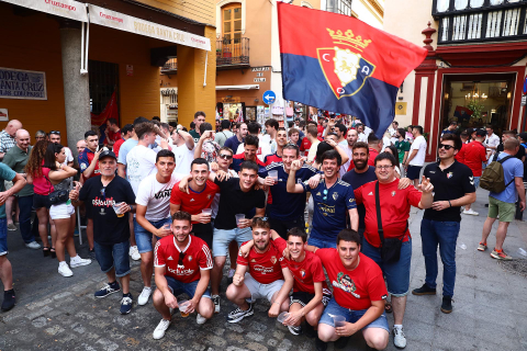 Fotos de la afición de Osasuna por las calles de Sevilla.