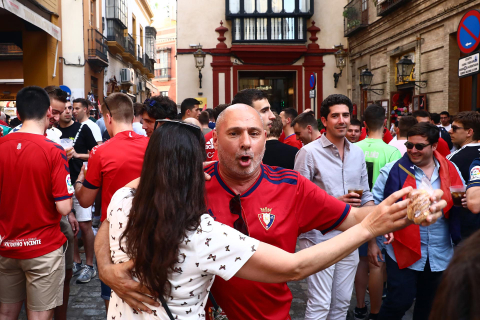 Fotos de la afición de Osasuna por las calles de Sevilla.