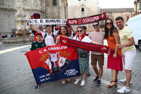 Fotos de la afición de Osasuna por las calles de Sevilla.