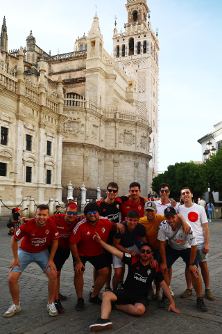 Fotos de la afición de Osasuna por las calles de Sevilla.