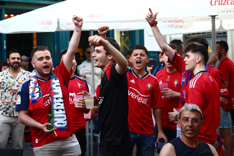 Fotos de la afición de Osasuna por las calles de Sevilla.