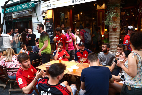 Fotos de la afición de Osasuna por las calles de Sevilla.