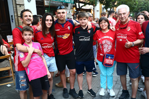 Fotos de la afición de Osasuna por las calles de Sevilla.