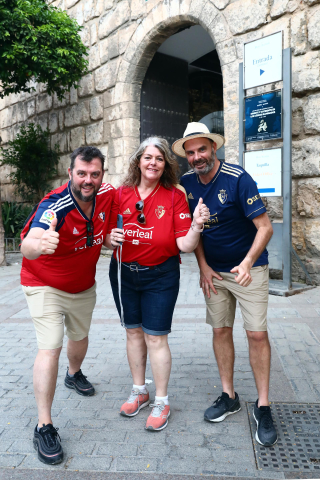 Fotos de la afición de Osasuna por las calles de Sevilla.