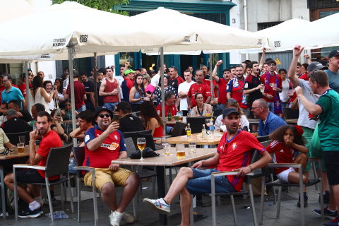 Fotos de la afición de Osasuna por las calles de Sevilla.