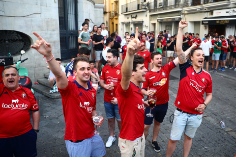 Fotos de la afición de Osasuna por las calles de Sevilla.