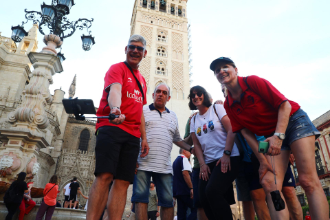 Fotos de la afición de Osasuna por las calles de Sevilla.