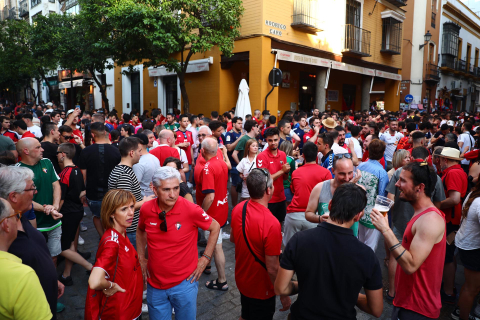 Fotos de la afición de Osasuna por las calles de Sevilla.