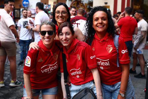 Fotos de la afición de Osasuna por las calles de Sevilla.