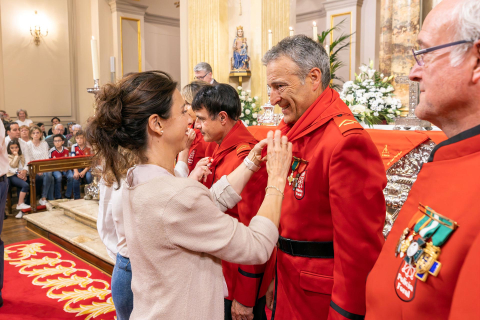 Fotos del coro de la Policía Foral cantando la Jota a San Fermín en la misa de La Escalera.