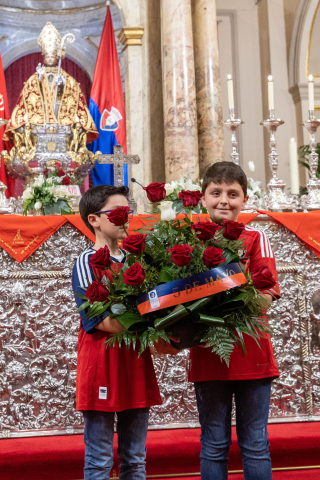Fotos del coro de la Policía Foral cantando la Jota a San Fermín en la misa de La Escalera.