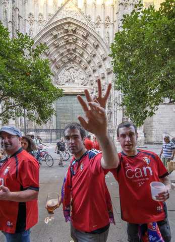 Fotos de la afición de Osasuna por las calles de Sevilla.