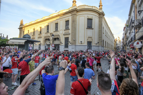 Fotos de la afición de Osasuna por las calles de Sevilla.