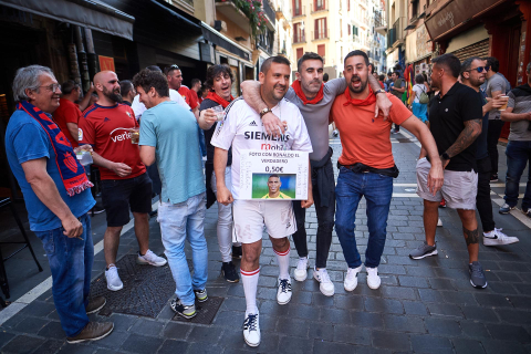 Fotos del ambiente en lo Viejo de Pamplona horas antes del partido.