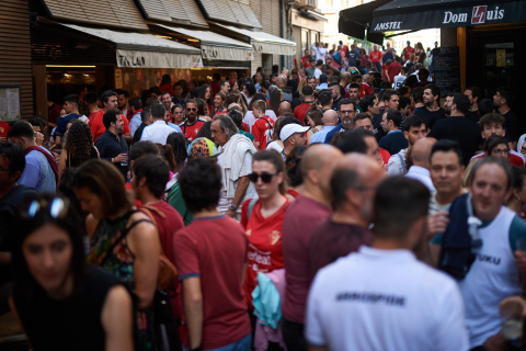 Fotos del ambiente en lo Viejo de Pamplona horas antes del partido.