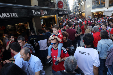Fotos del ambiente en Pamplona por la final de Copa entre Osasuna y el Real Madrid.