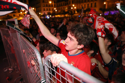 Fotos del ambiente en la plaza del Castillo durante el partido de la final de la Copa del Rey.