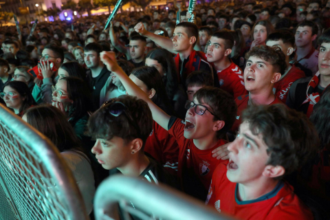 Fotos del ambiente en la plaza del Castillo durante el partido de la final de la Copa del Rey.