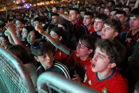 Fotos del ambiente en la plaza del Castillo durante el partido de la final de la Copa del Rey.