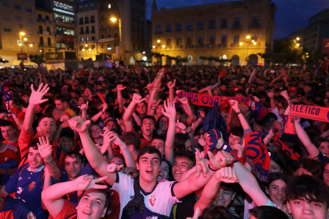 Fotos del ambiente en la plaza del Castillo durante el partido de la final de la Copa del Rey.