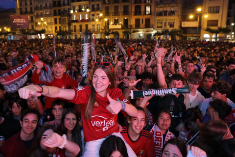 Fotos del ambiente en la plaza del Castillo durante el partido de la final de la Copa del Rey.