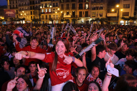 Fotos del ambiente en la plaza del Castillo durante el partido de la final de la Copa del Rey.