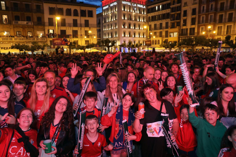 Fotos del ambiente en la plaza del Castillo durante el partido de la final de la Copa del Rey.