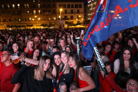 Fotos del ambiente en la plaza del Castillo durante el partido de la final de la Copa del Rey.