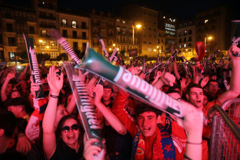 Fotos del ambiente en la plaza del Castillo durante el partido de la final de la Copa del Rey.