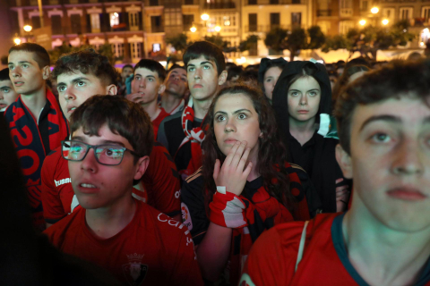 Fotos del ambiente en la plaza del Castillo durante el partido de la final de la Copa del Rey.