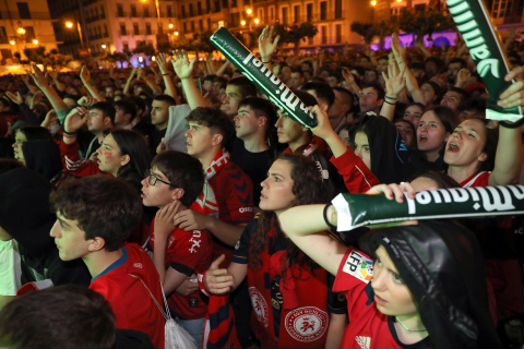 Fotos del ambiente en la plaza del Castillo durante el partido de la final de la Copa del Rey.